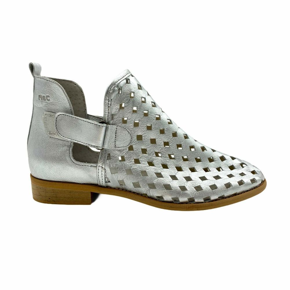 Musse & Cloud Silver Leather Booties Size 6.5